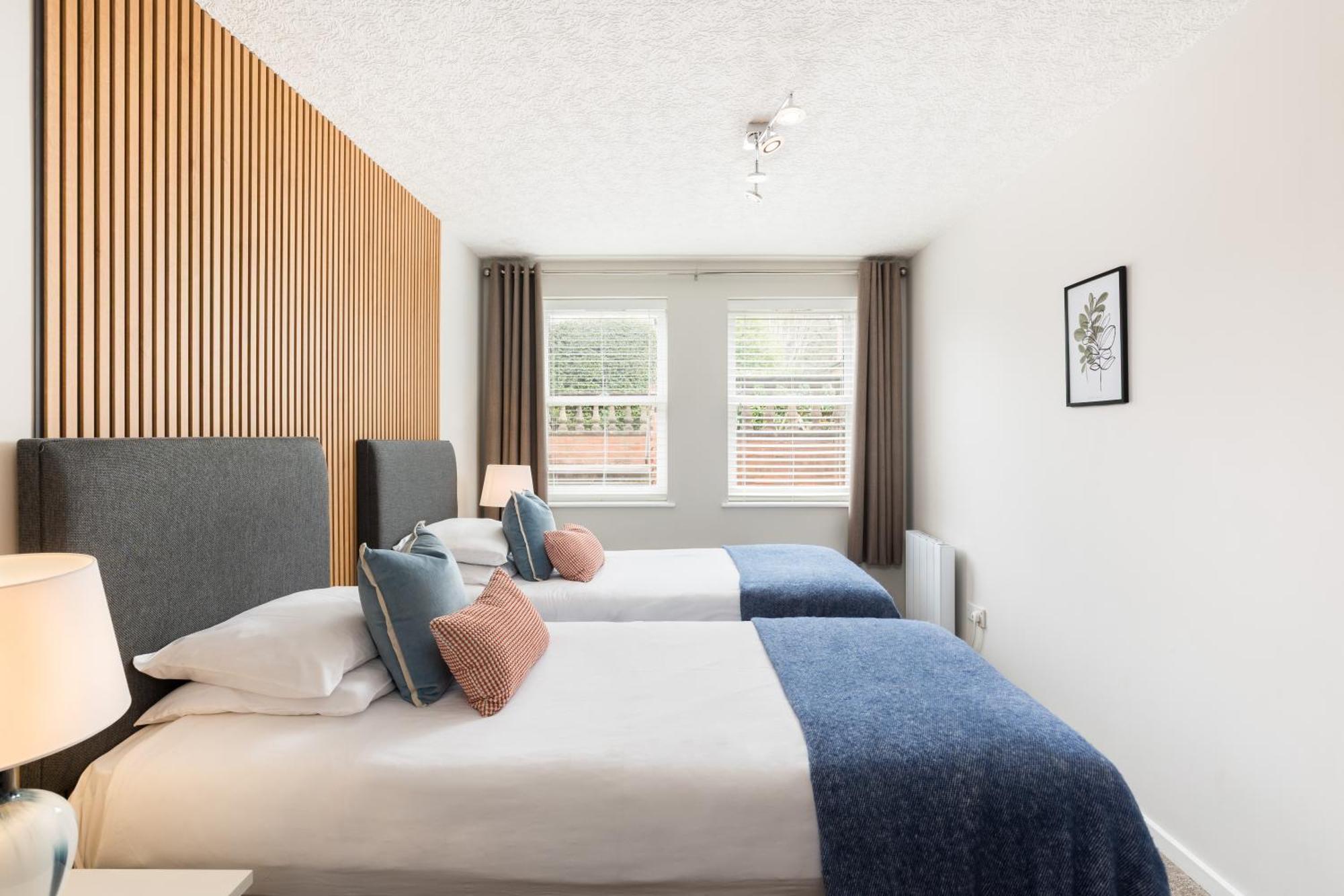 Modern 2-Bedroom Apartments With Free Parking In Leamington Spa Exterior photo