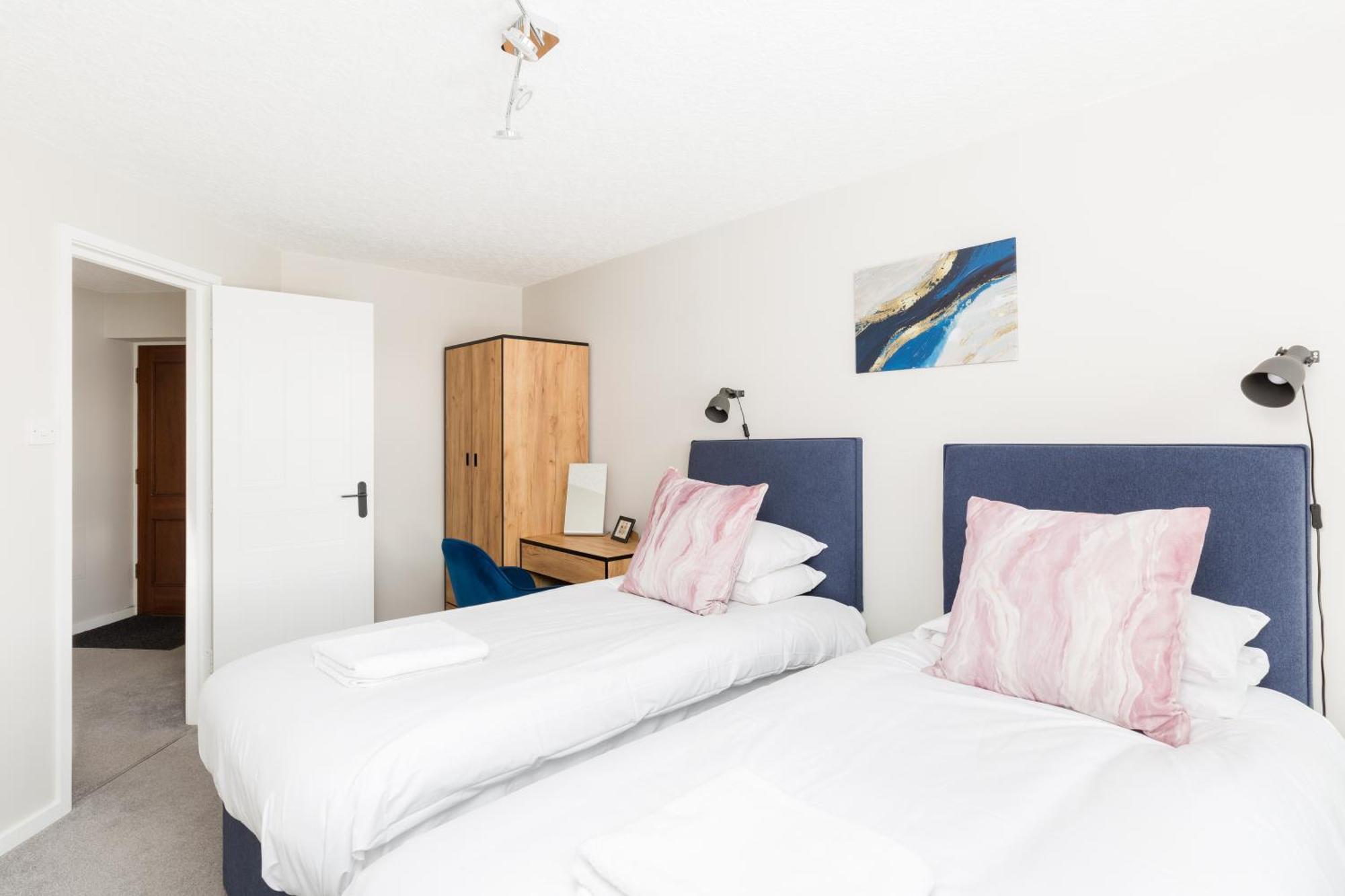 Modern 2-Bedroom Apartments With Free Parking In Leamington Spa Exterior photo