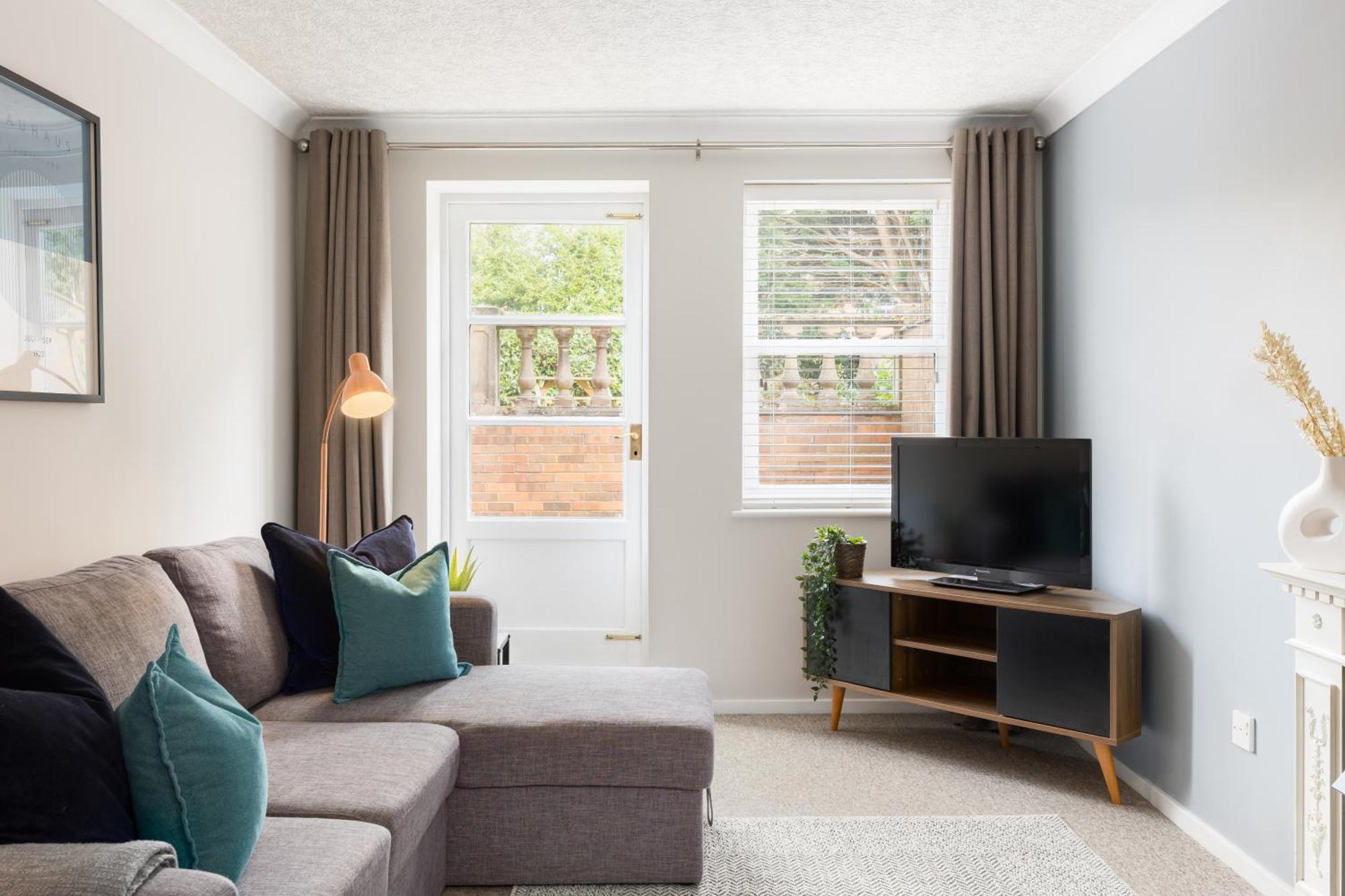Modern 2-Bedroom Apartments With Free Parking In Leamington Spa Exterior photo