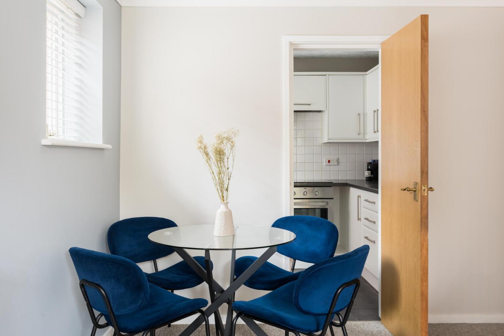 Modern 2-Bedroom Apartments With Free Parking In Leamington Spa Exterior photo