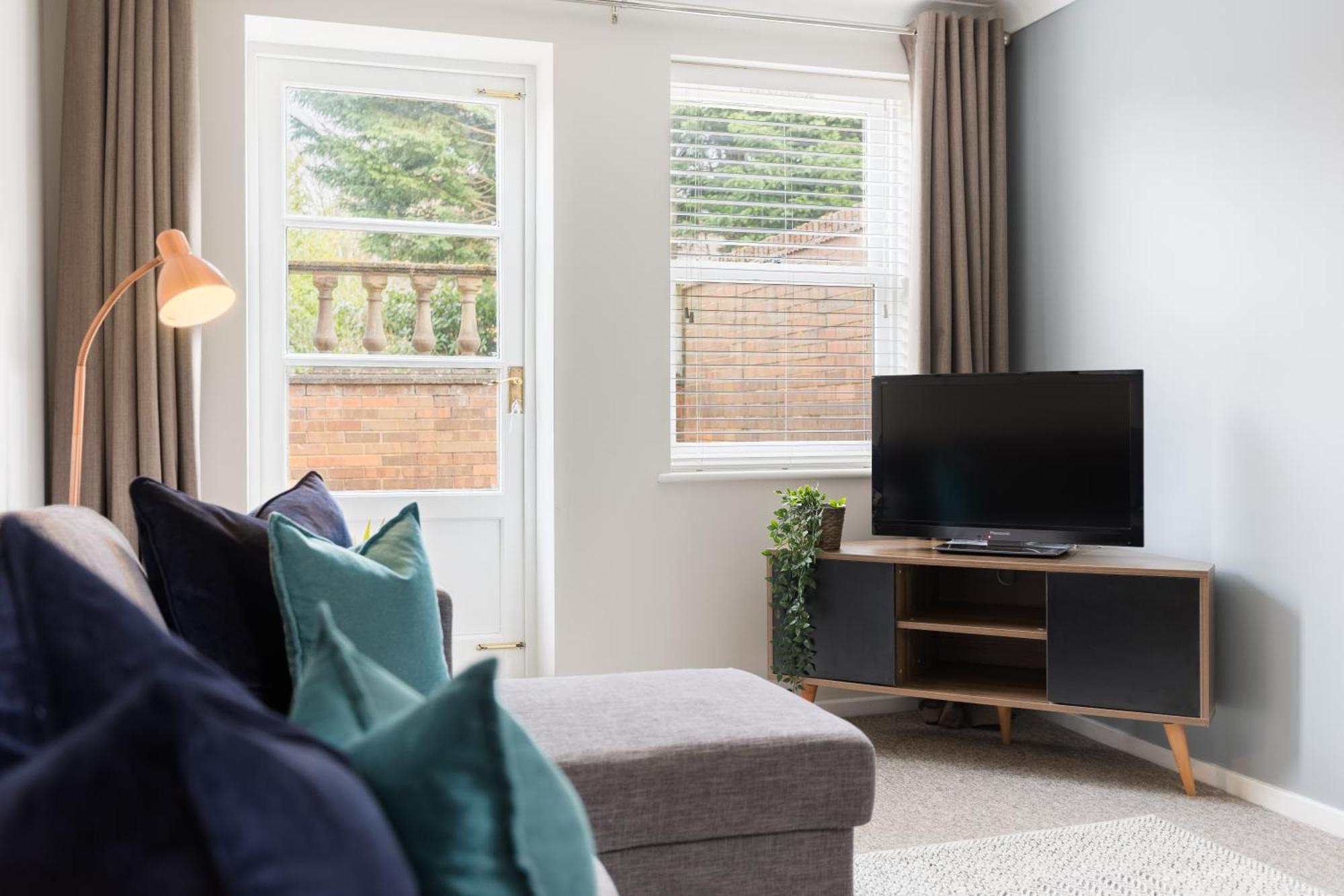Modern 2-Bedroom Apartments With Free Parking In Leamington Spa Exterior photo