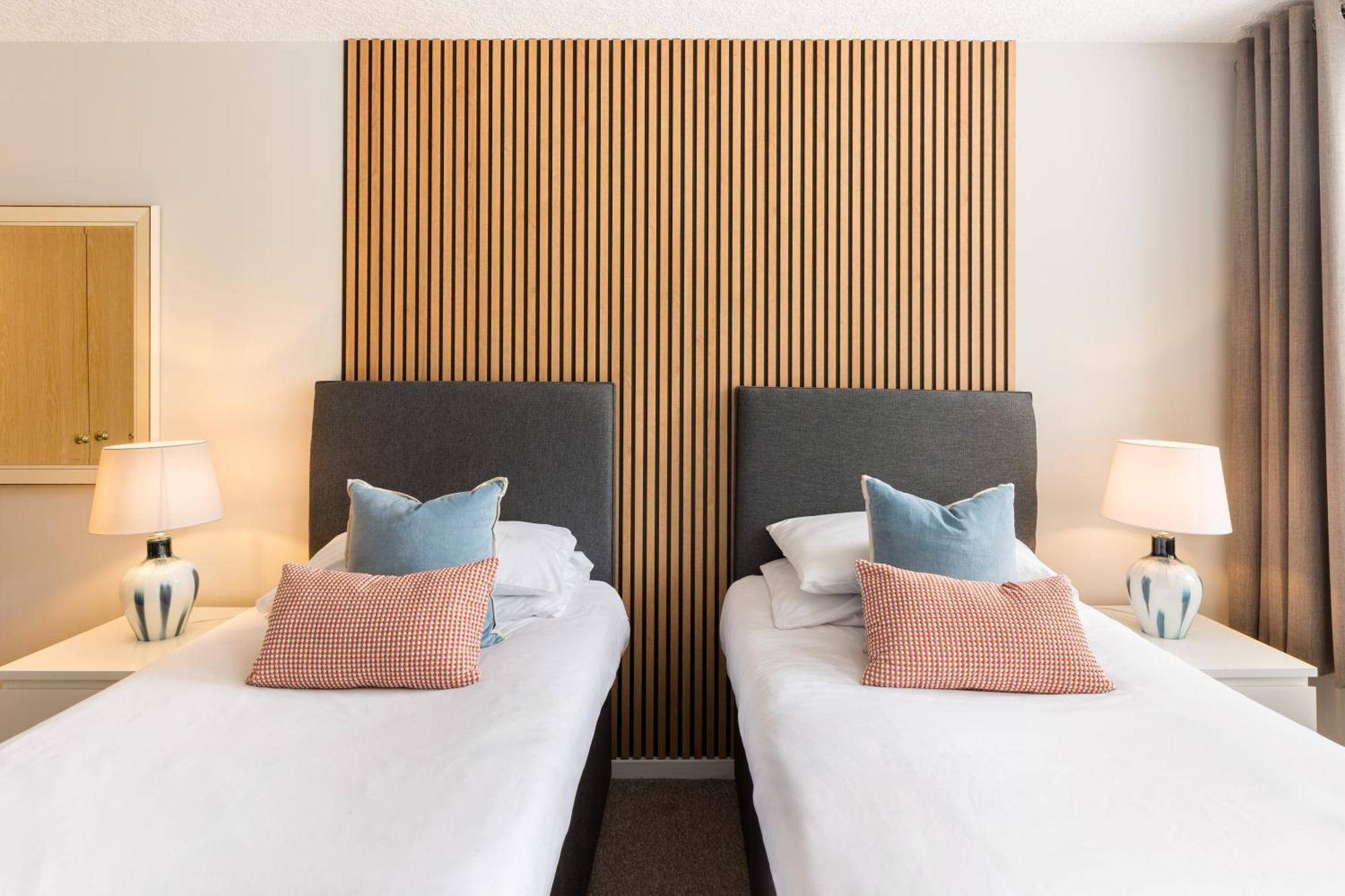 Modern 2-Bedroom Apartments With Free Parking In Leamington Spa Exterior photo